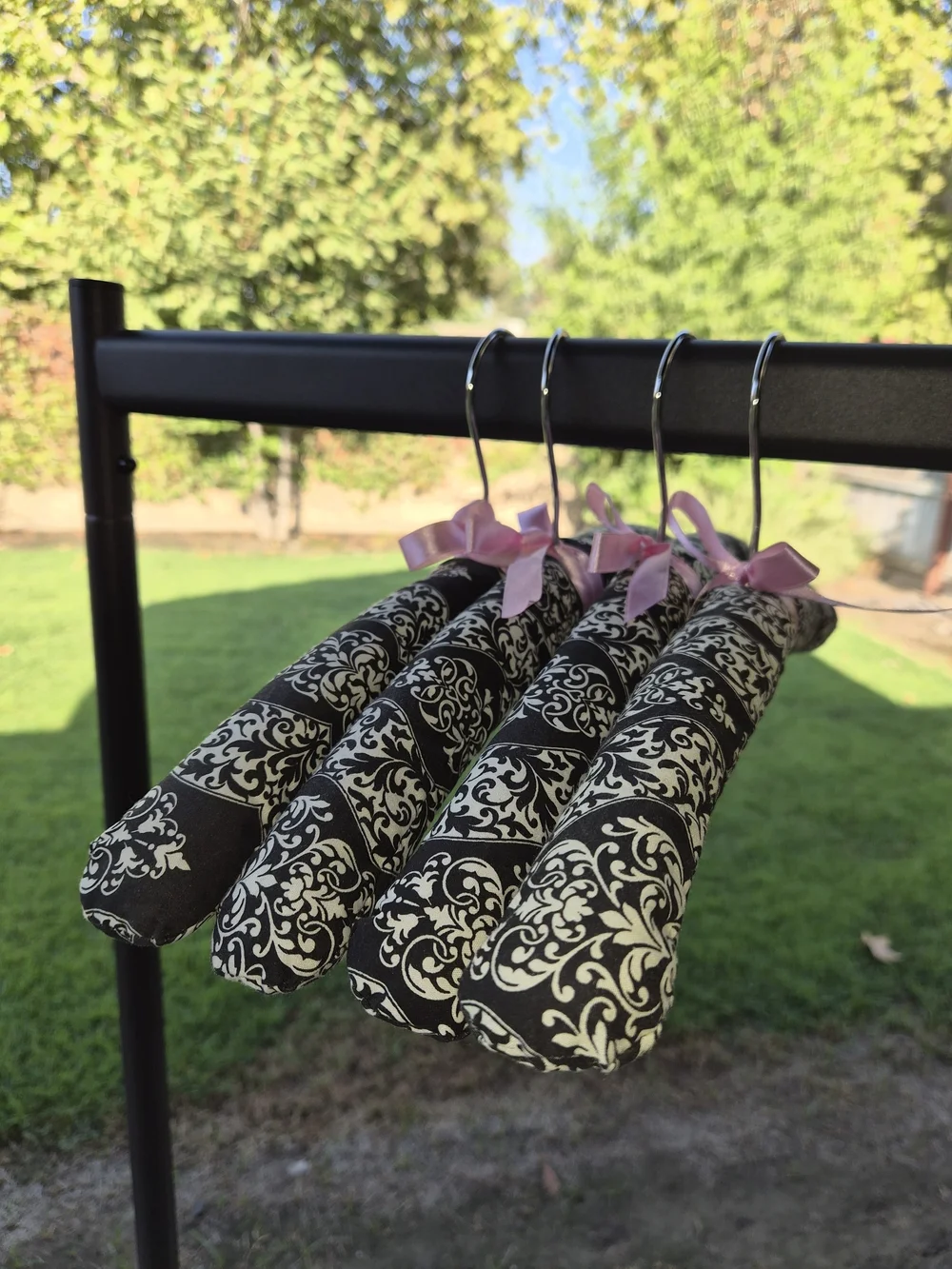 Vintage Set of 4 Padded Fabric Clothing Hangers Damask Pink Bows EUC